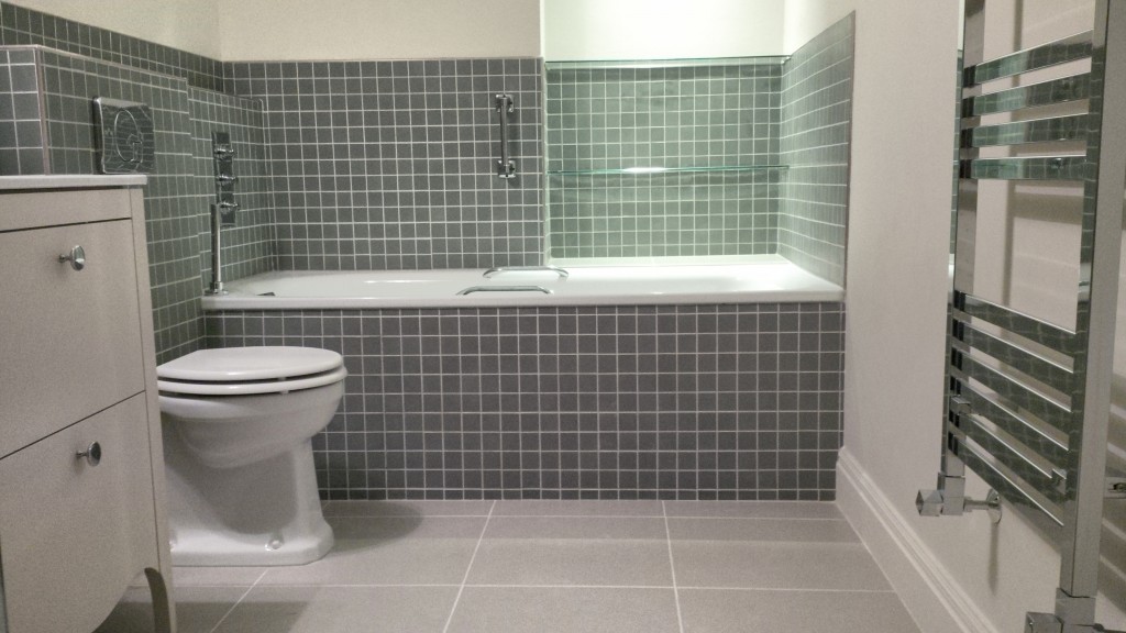 An 1800 bath with a tiled panel in green mosaic