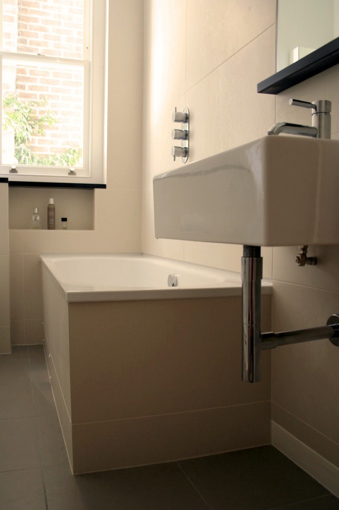 Two way thermostatic divertor valve with a bath filler and fixedhead shower