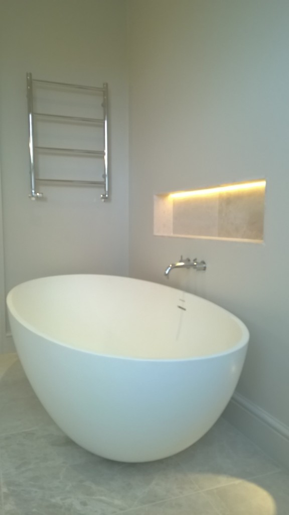 Freestanding bath and recessed shelf