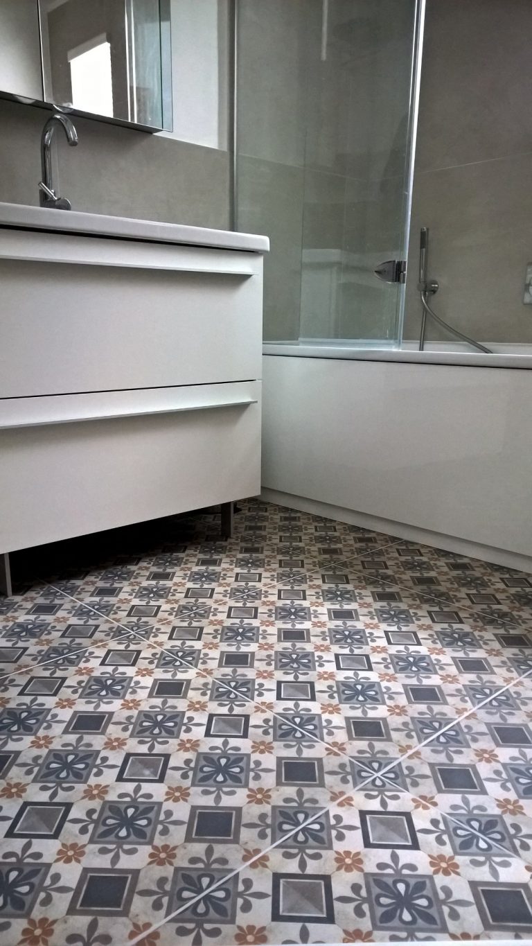 Patterend bathroom floor tiles