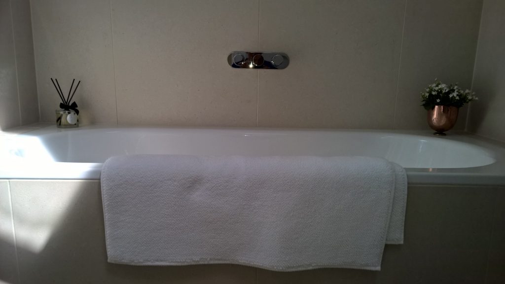 Double ended bath attic bathroom