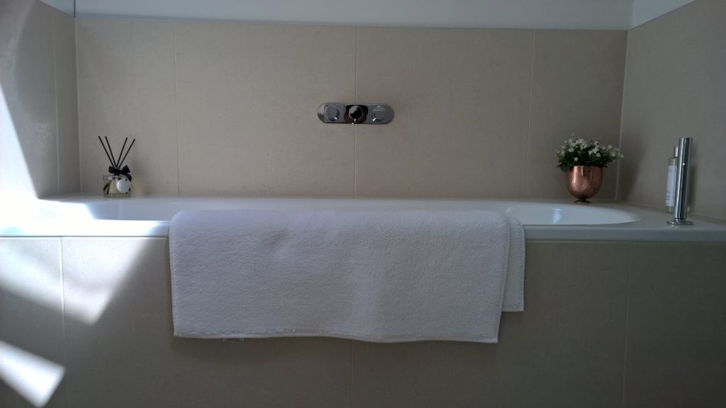 Shower valve and pull out hand shower