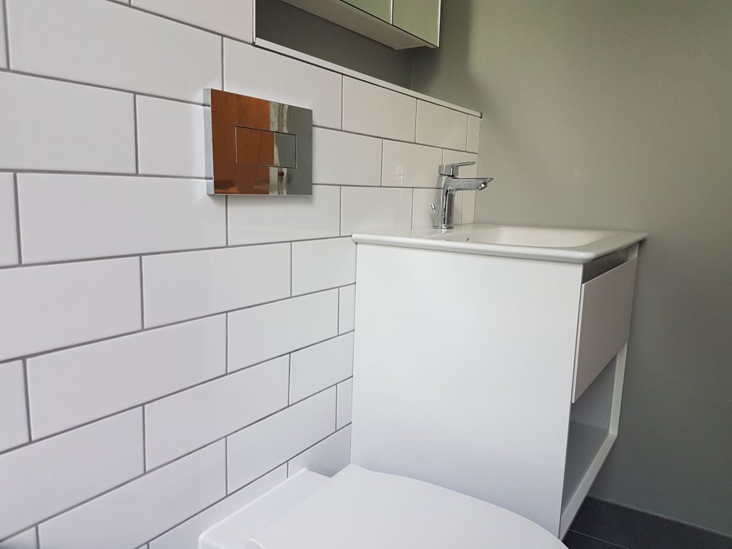 Mono basin mixer tap