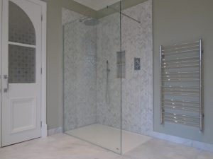 Walk in shower with floor level tray